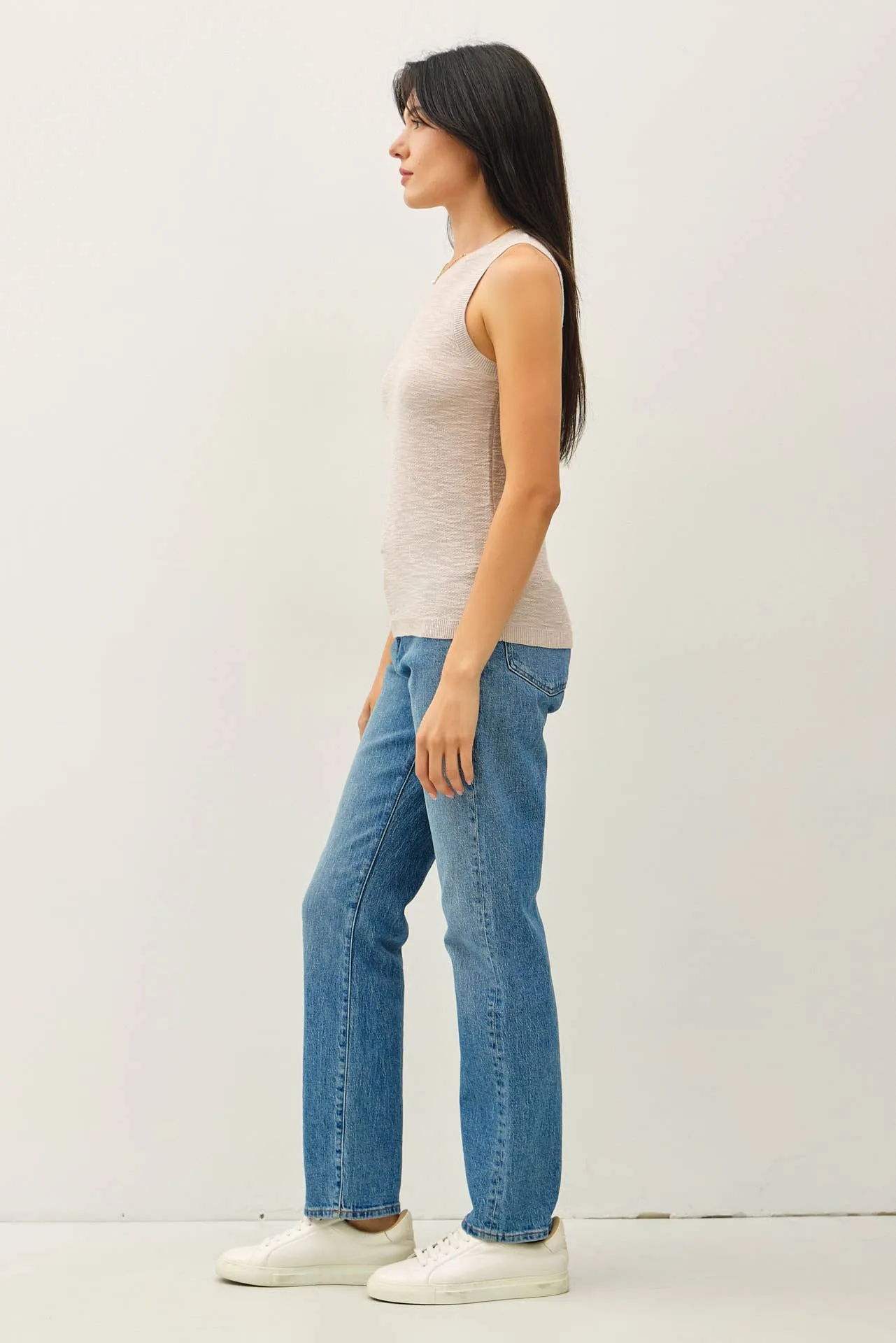 ROUND NECK SLEEVELESS SLUB KNIT TOP