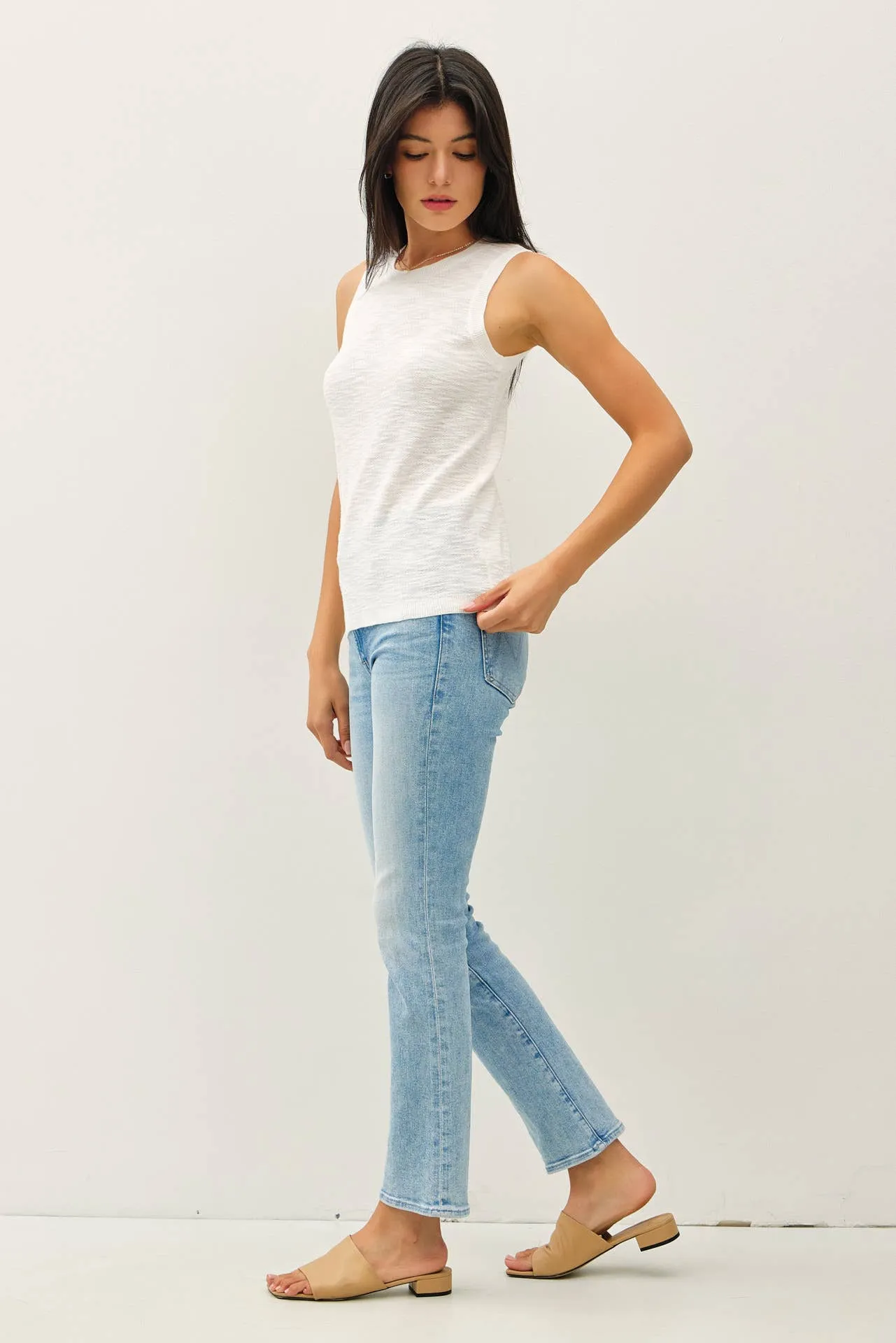 ROUND NECK SLEEVELESS SLUB KNIT TOP