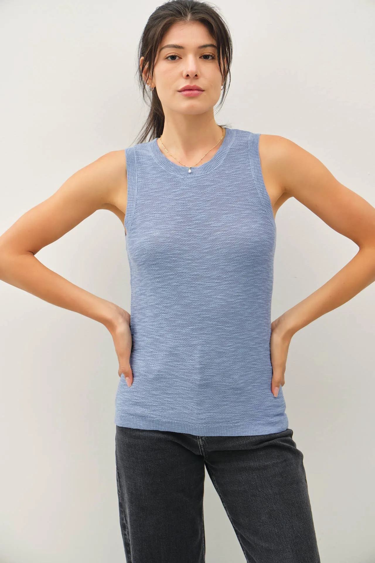 ROUND NECK SLEEVELESS SLUB KNIT TOP