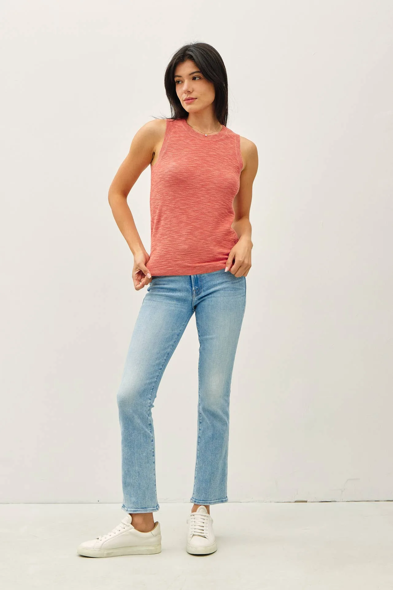 ROUND NECK SLEEVELESS SLUB KNIT TOP