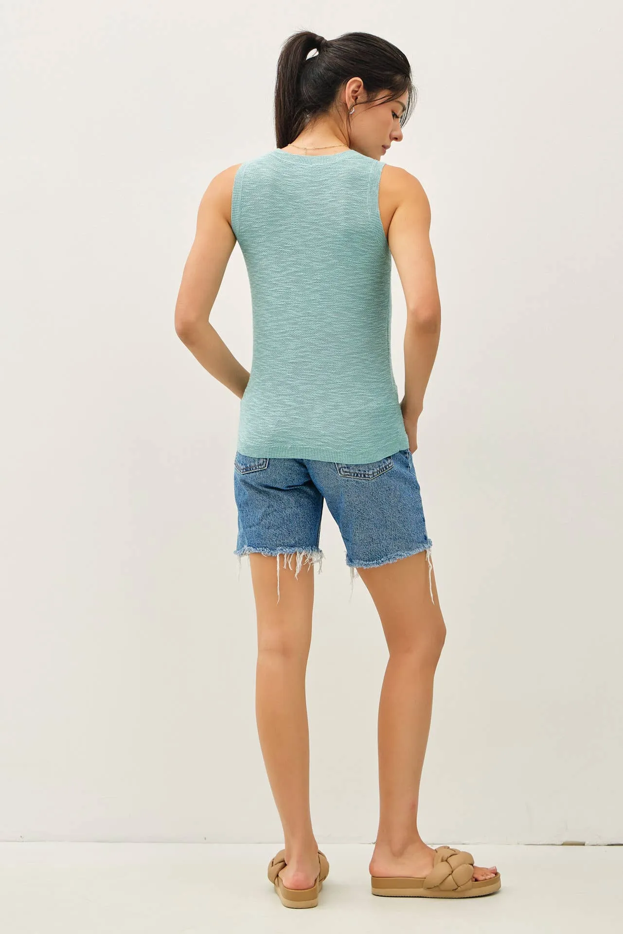ROUND NECK SLEEVELESS SLUB KNIT TOP