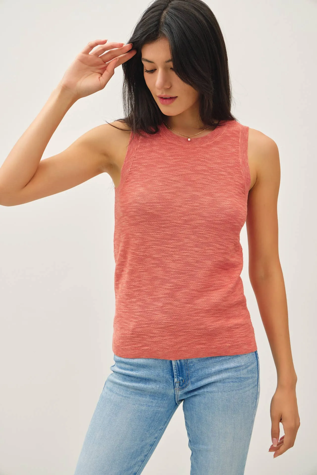 ROUND NECK SLEEVELESS SLUB KNIT TOP
