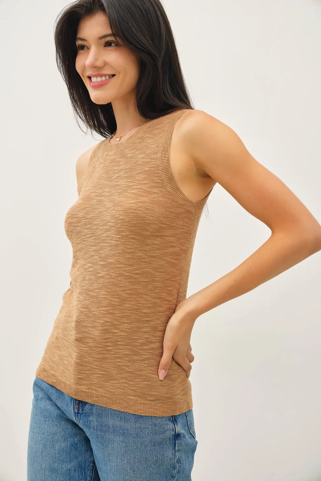 ROUND NECK SLEEVELESS SLUB KNIT TOP